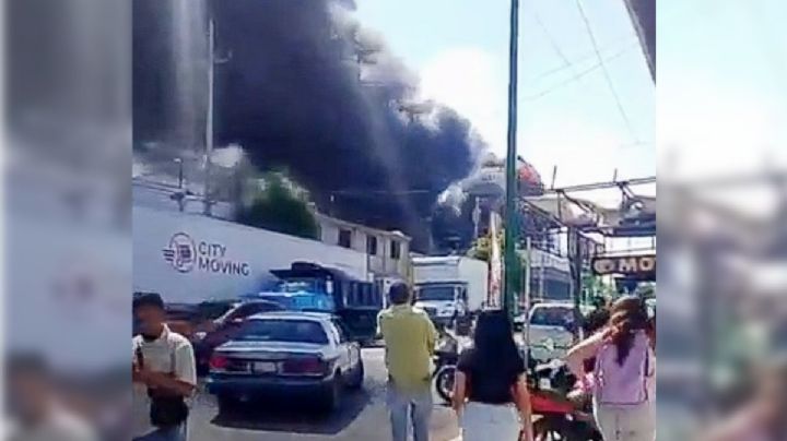 Incendio de bodega en Iztapalapa genera inmensa columna de humo