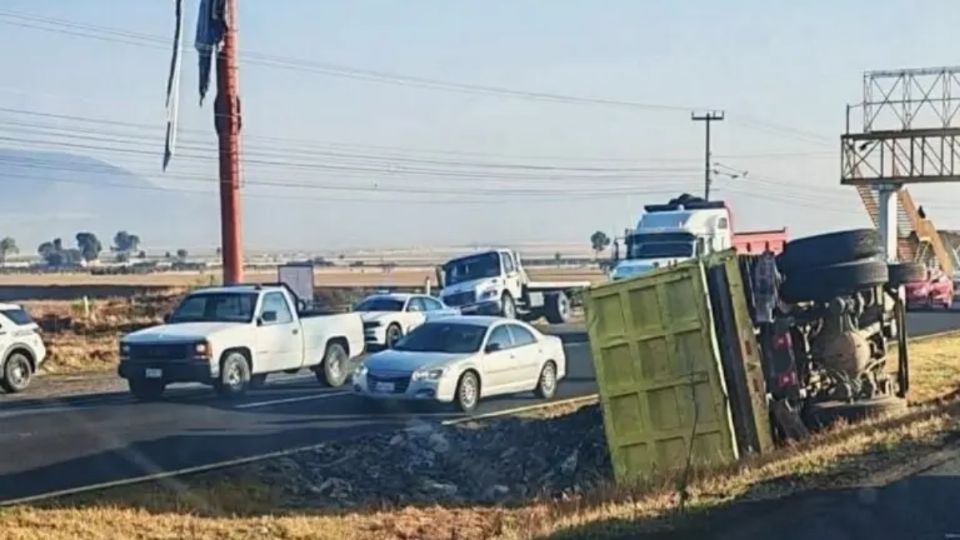 En la México–Pachuca, la volcadura de un camión cargado con grava generó afectaciones en ambos sentidos debido al material esparcido sobre la vía. Al mismo tiempo, el Centro Histórico de Pachuca presenta cierres temporales.
