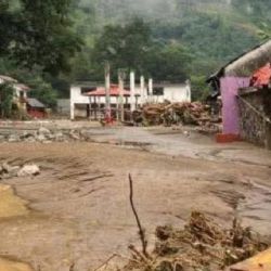 Cristian busca a su madre entre lo que quedó de Tlacolula, el pueblo de Hidalgo sepultado por el lodo