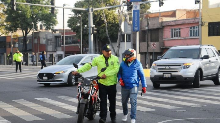 Motociclista detenido tras atropellar a policía de Tránsito en Chapultepec