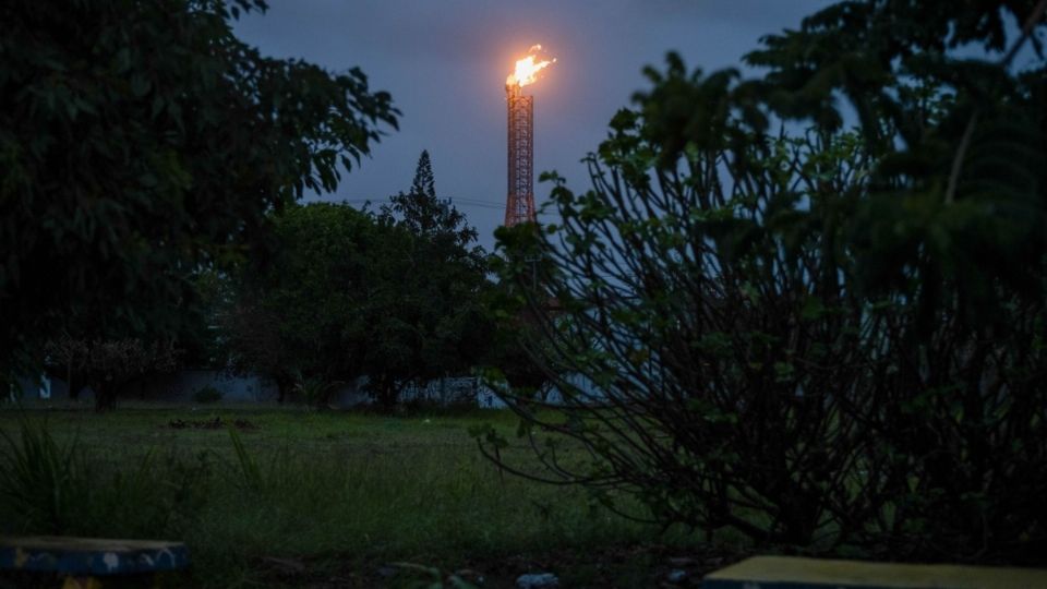El incendio en la refinería de Dos Bocas se debió al desbordamiento de aguas que contenía aceites. informó Pemex