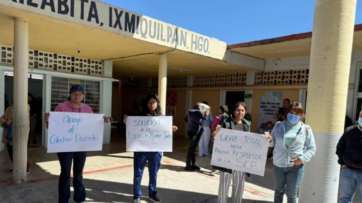 Padres retienen a seis profesores y cuatro funcionarios al interior de primaria en Ixmiquilpan; así el caso