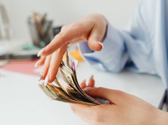 Cómo hacer limpieza de primavera en tus finanzas: consejos del WSJ