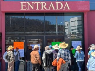 Lecheros de Tulancingo exigen al gobierno regular venta de foráneos