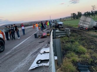 Tráiler impactó a excavadora y camioneta en libramiento de Pénjamo; murió un trabajador
