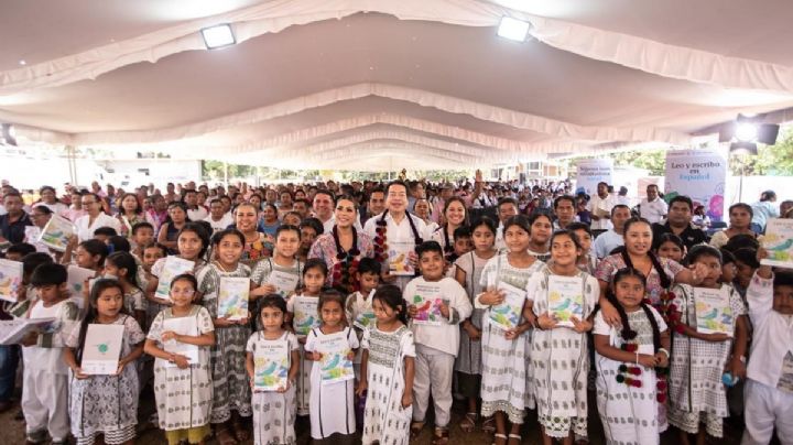 Mario Delgado y Evelyn Salgado entregan 41 mil unidades de mobiliario y equipamiento