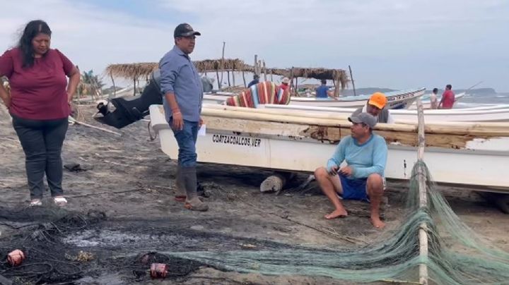 Mancha de petróleo cubre playas del sur de Veracruz; Pemex se deslinda del derrame