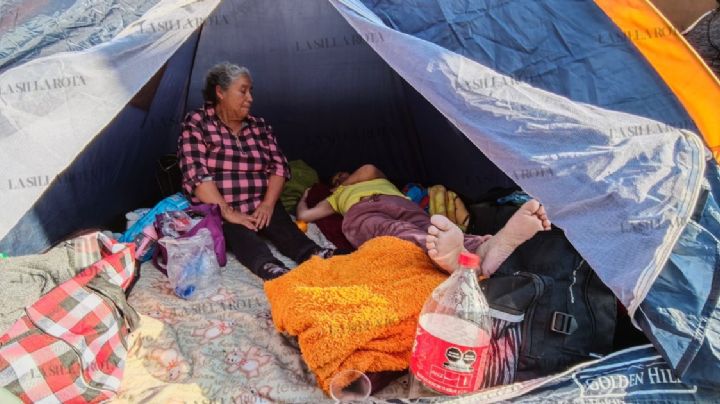Duermen en la calle mientras esperan noticias de sus familiares hospitalizados en CDMX