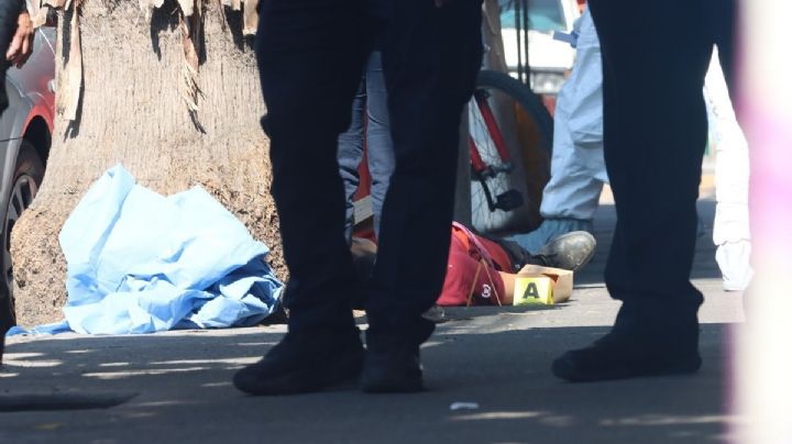 Sorprenden a policías que trataron de esconder taxi en el que había dos personas asesinadas