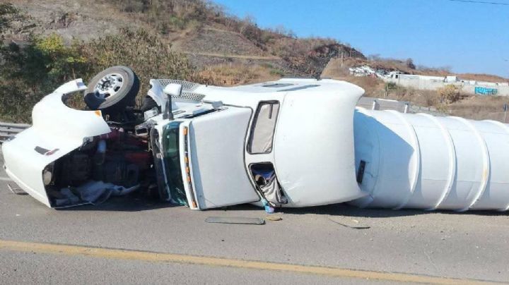 Pipa cargada con diésel vuelca en la libre Culiacán-Mazatlán; provoca cierre total