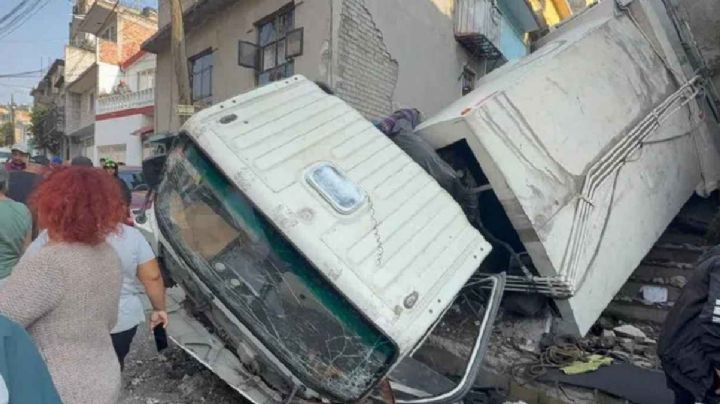 Camión de carga vuelca y embiste viviendas en Naucalpan; una mujer muere