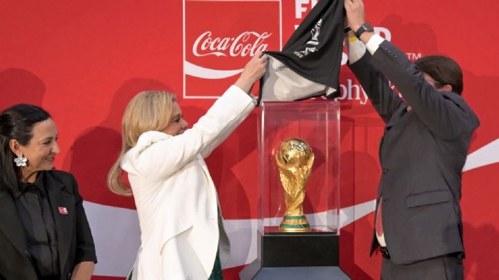 Maru Campos da la bienvenida al Trofeo de la Copa Mundial de la FIFA 2026 en su paso por Chihuahua