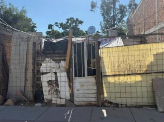 En un cuarto de lámina y madera; así vive la señora de Las Hilamas a la que le robaron la identidad