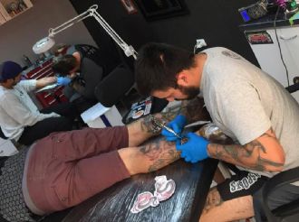 Más de 200 negocios de tatuajes y perforaciones bajo revisiones de higiene en Guanajuato