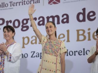 Sheinbaum entrega escrituras y cancela deudas de vivienda en Morelos