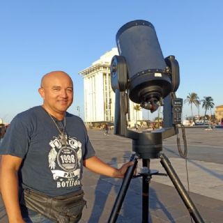 Sergio renta su telescopio en el Malecón de Veracruz para ver la Luna