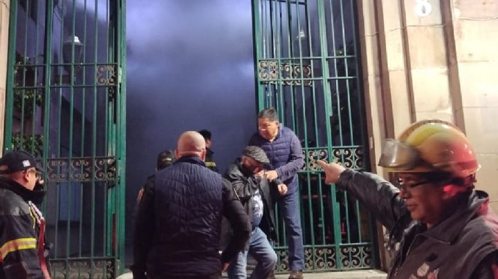 Incendio en Centro Histórico: evacúan a familias de edificio en la Cuauhtémoc