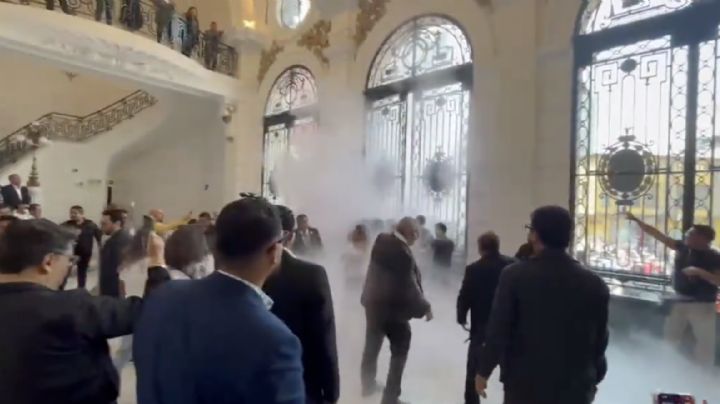 Manifestantes irrumpen en Congreso de CDMX; suspenden sesión