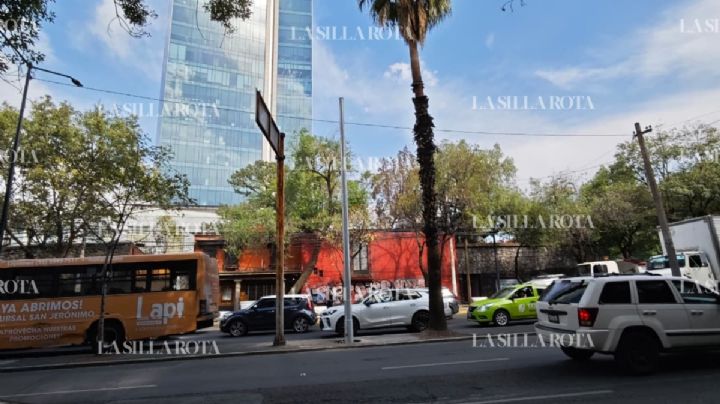 Instalan primeros postes para trolebús Línea Cero; ojalá ordene el tránsito: vecino