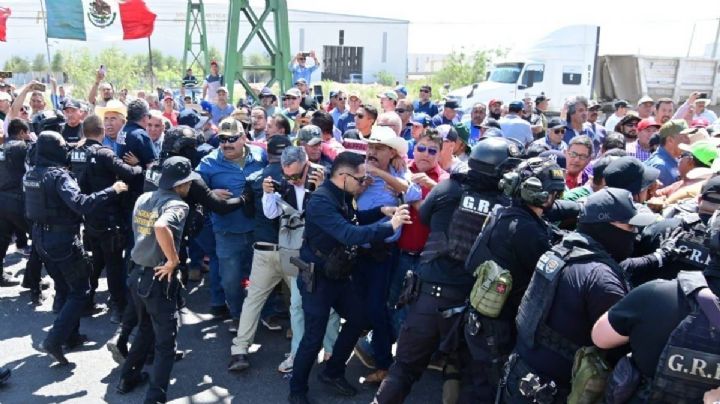 Bloqueo de empleados de AHMSA termina en golpes con policías en Coahuila; hay 7 detenidos y varios lesionados