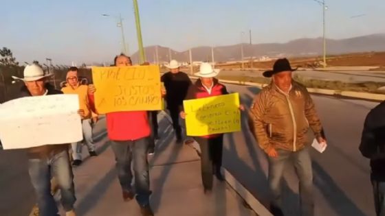 Productores de cebada bloquean accesos a Grupo Modelo en Apan