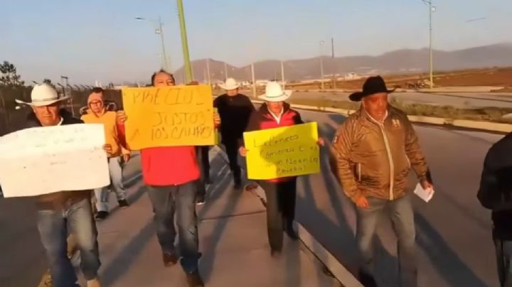 Productores de cebada bloquean accesos a Grupo Modelo en Apan