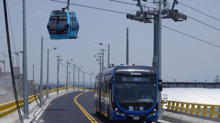 Ciudad con teleféricos y monorrieles