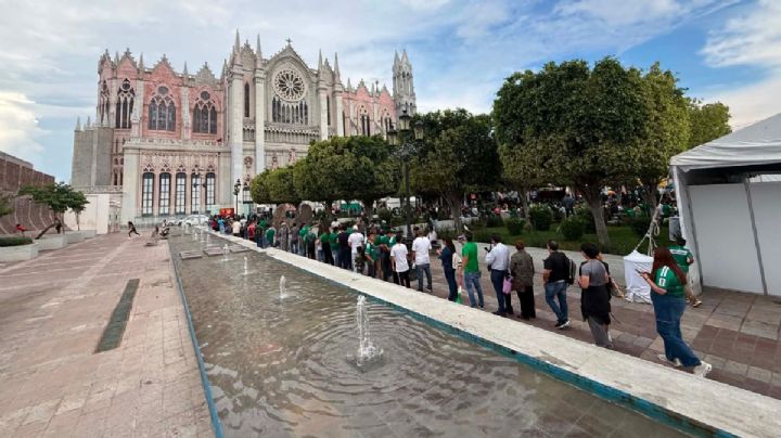 Plaza Expiatorio: Cánticos y porras una hora antes del partido México vs Ecuador en León