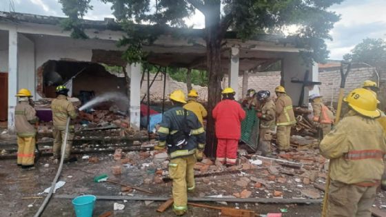 Cae rayo y explota sacristía en Acámbaro; guardaba pirotecnia y hay 5 heridos