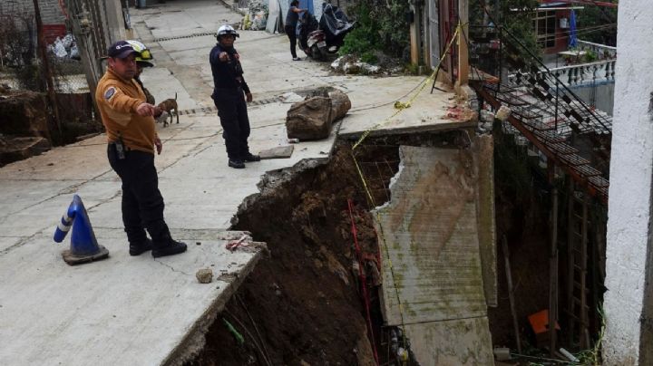En imágenes, así se desgajó una calle en la Magdalena Contreras, CDMX
