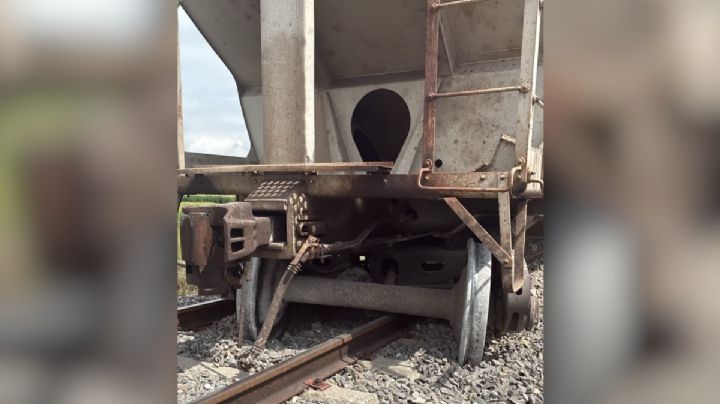 Se descarrila vagón de tren de carga en Coyotepec; las llantas se salieron de las vías