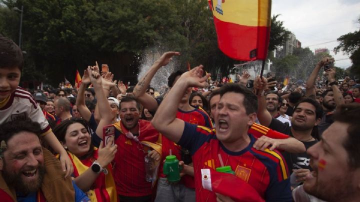 Aficionados celebran el título de España en la fuente de Cibeles de la CDMX