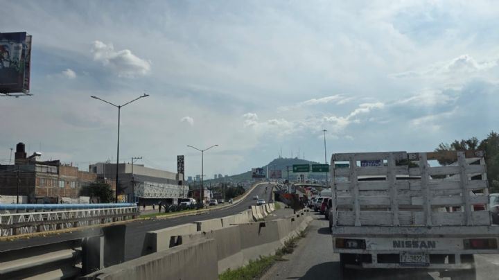 Se registran largas filas de autos en el Distribuidor Benito Juárez