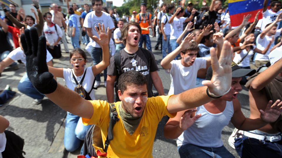 El anuncio se produce en medio de protestas registradas desde el sábado en las inmediaciones de la Embajada de Estados Unidos en la Ciudad de México