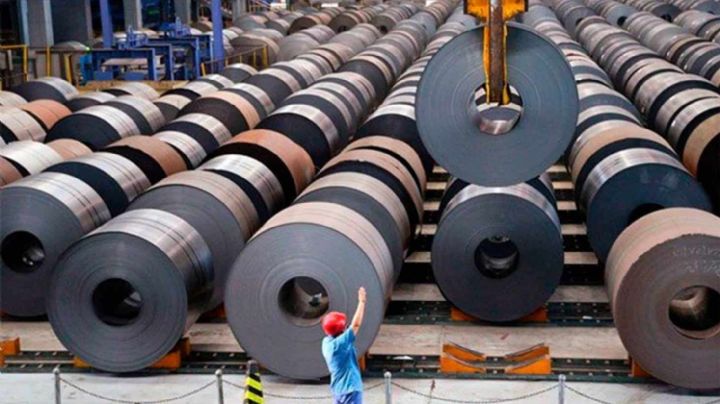 Gobierno impulsará acero nacional en obras públicas tras aranceles de Trump