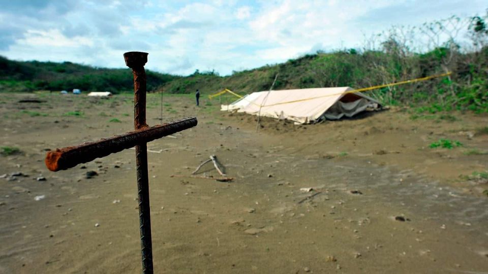 El expediente incluye a desaparecidos hallados en fosas clandestinas de Colinas de Santa Fe