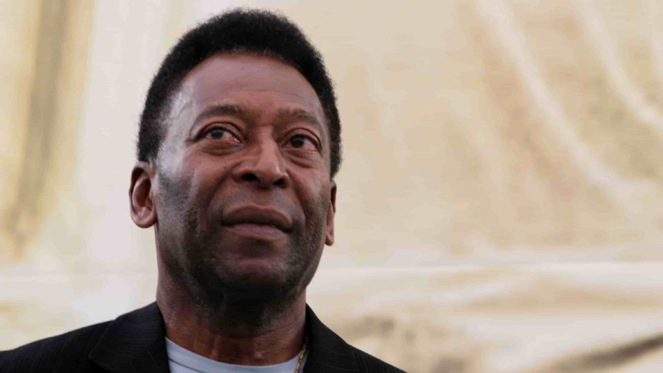 Pelé mantiene lucha contra el cáncer