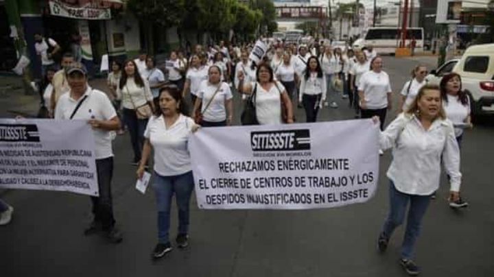 Trabajadores del ISSSTE protestan por despidos