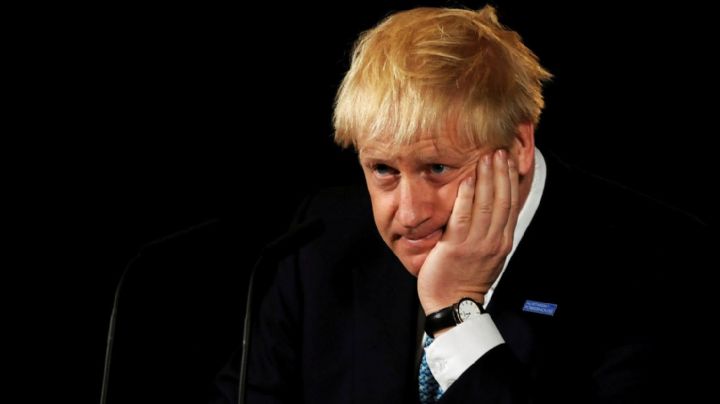 Boris Johnson, ex primer ministro británico, prefería que adultos mayores contrajeran Covid-19