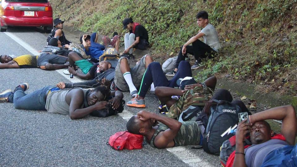 Los migrantes llegaron este lunes hasta la comunidad de Álvaro Obregón, a unos 15 kilómetros de Tapachula, donde se quedaron a descansar