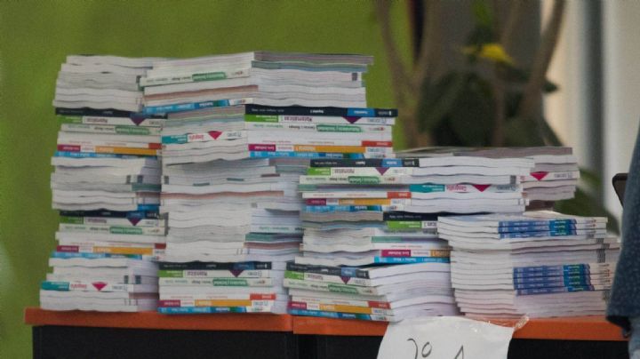 Meten freno a suspensión contra libros de texto de la 4T