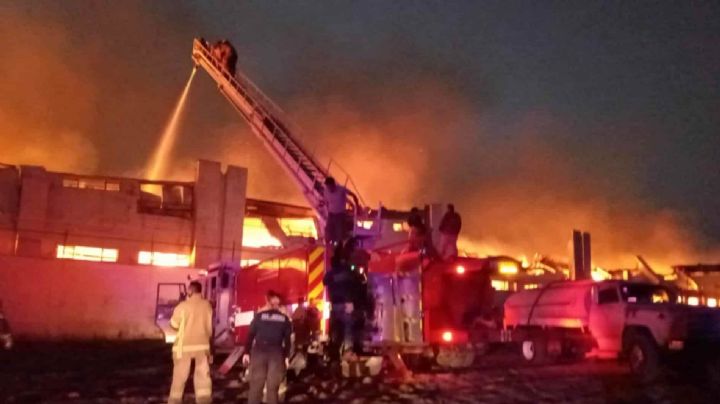 Fuerte incendio en zona industrial de Chalco