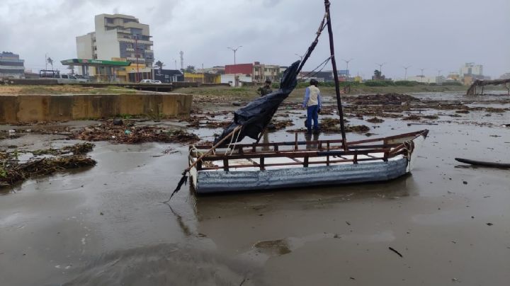 Y se salió: marea saca barco y lo arroja a playa de Coatza