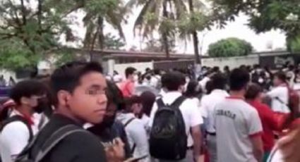 Videos: padres retienen a empleados de Bachilleres en Tabasco, exigen destitución de director