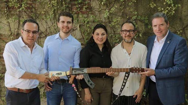 Polémica en Sinaloa por funcionario que posa con AK-47 convertido en guitarra