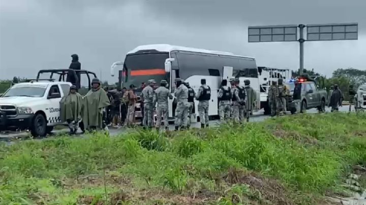 Migrantes cubanos retienen camión para evitar repatriación en Veracruz