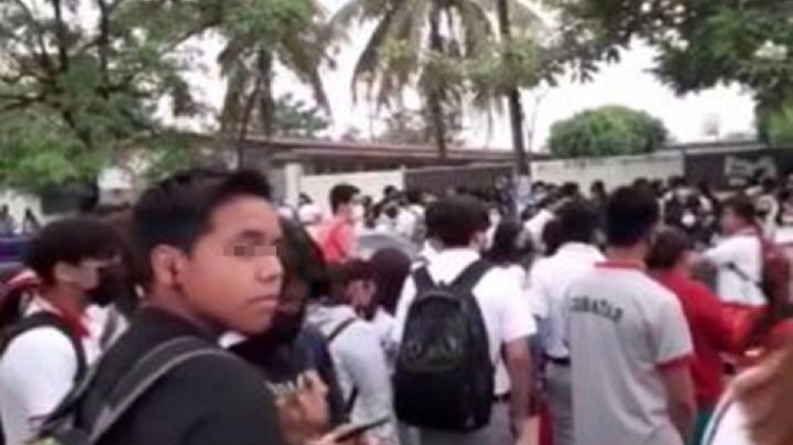 Videos: padres retienen a empleados de Bachilleres en Tabasco, exigen destitución de director