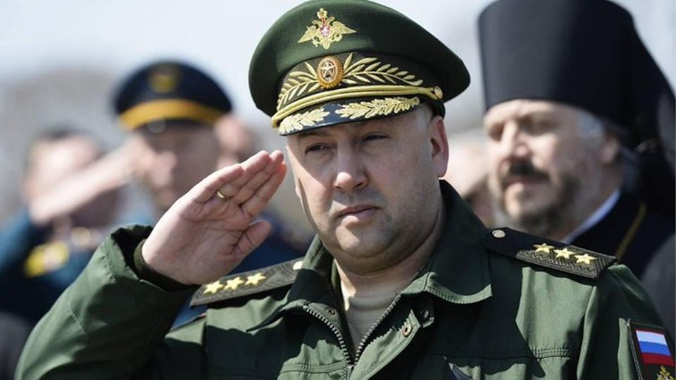 Putin le confirió a Surovikin el título de Héroe de Rusia