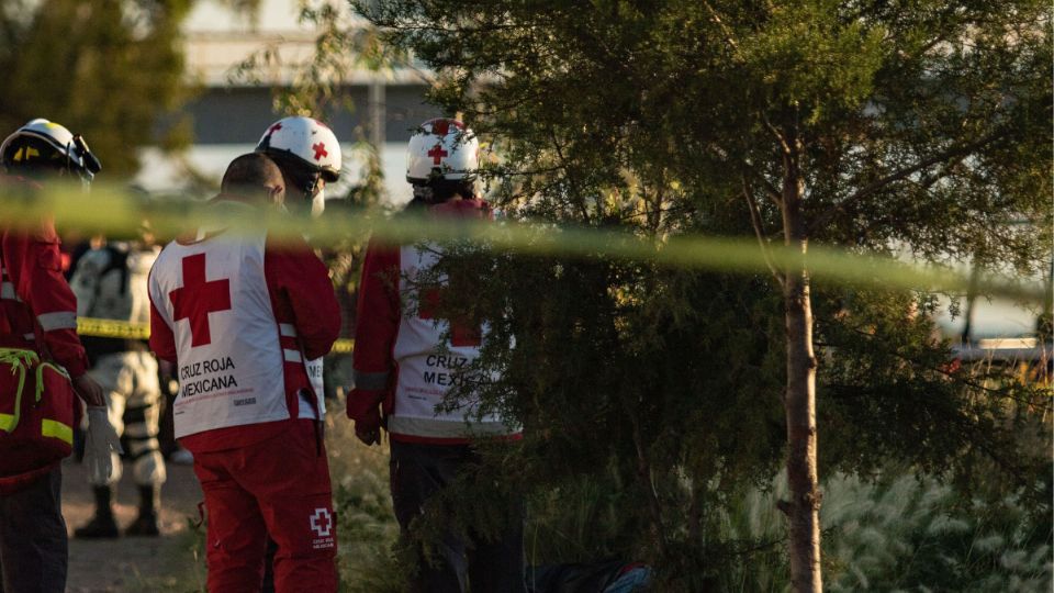 Uno de los cuerpos fue arrastrado hasta la orilla; buscan dos más.