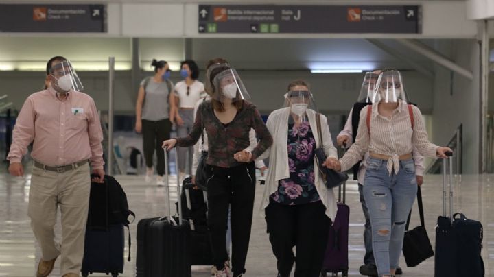 Claves: ¿aún es obligatorio uso de cubrebocas en líneas aéreas y aeropuertos?